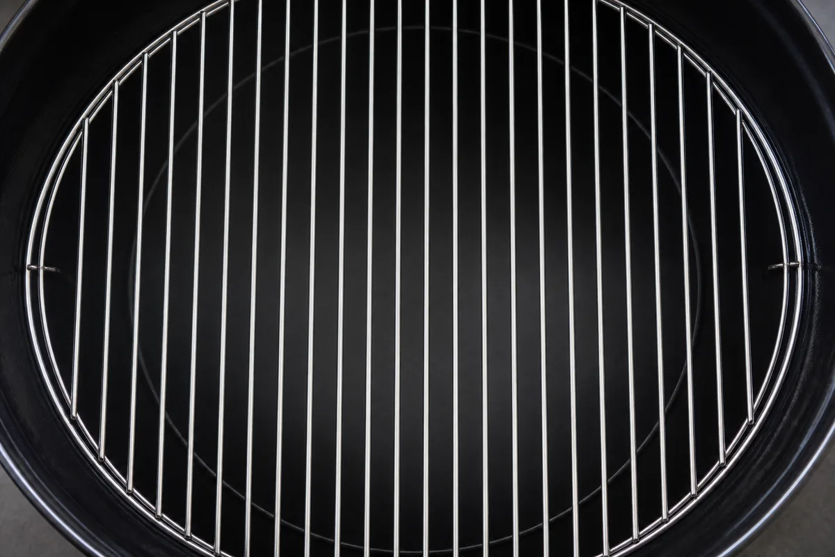 Grille de cuisson ronde vide vue de dessus, barreaux d&rsquo;acier en gros plan